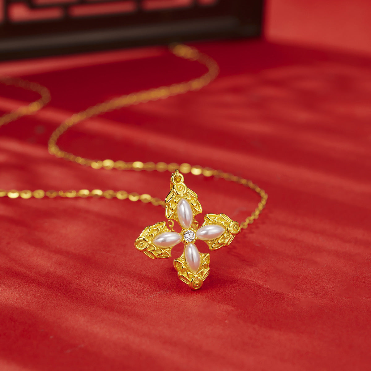 Damen elegante Halskette mit kunstvollem Kreuz-Anhänger Shop Nory