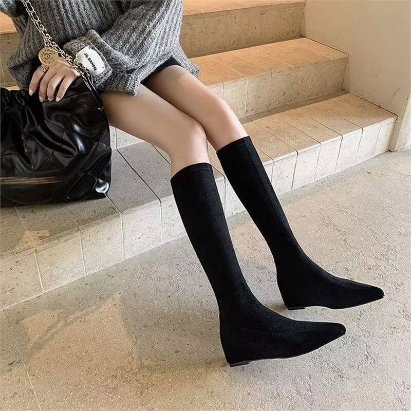 Damen knielange Stretch‑Stiefel mit spitzer Zehenform und niedrigem Keilabsatz Shop Nory