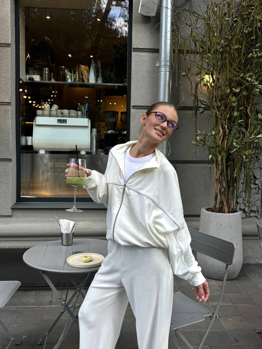 Damen sportive Oversize-Fleecejacke mit diagonaler Reißverschluss-Optik und weit geschnittener High-Waist-Jogginghose Shop Nory