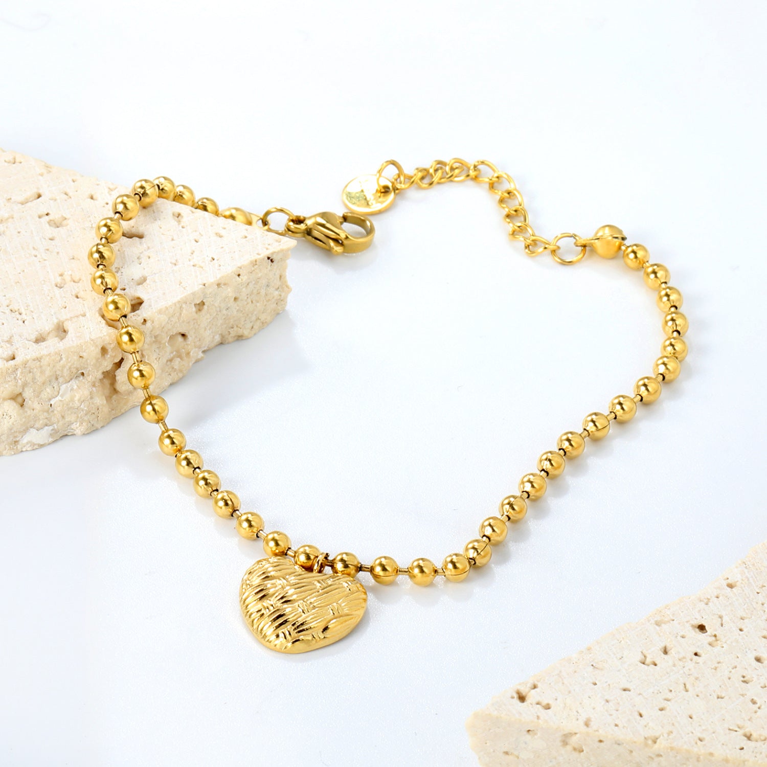 Damen Armband mit feinem Herzanhänger und eleganten Perlen Shop Nory