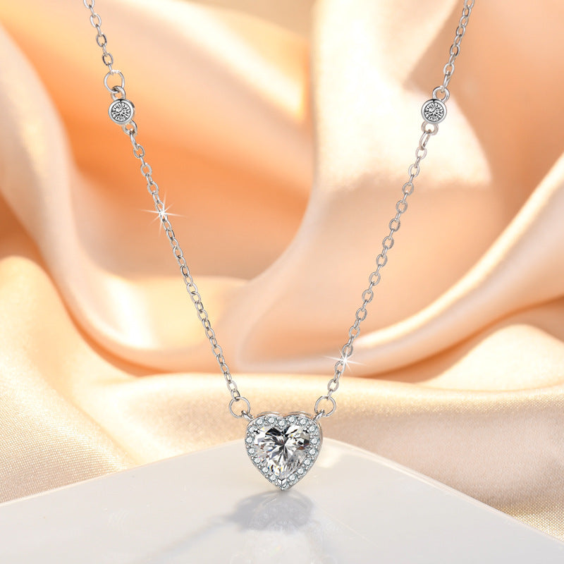 Damen Herzanhänger-Halskette mit funkelnden Zirkonia und eleganter Silberkette Shop Nory