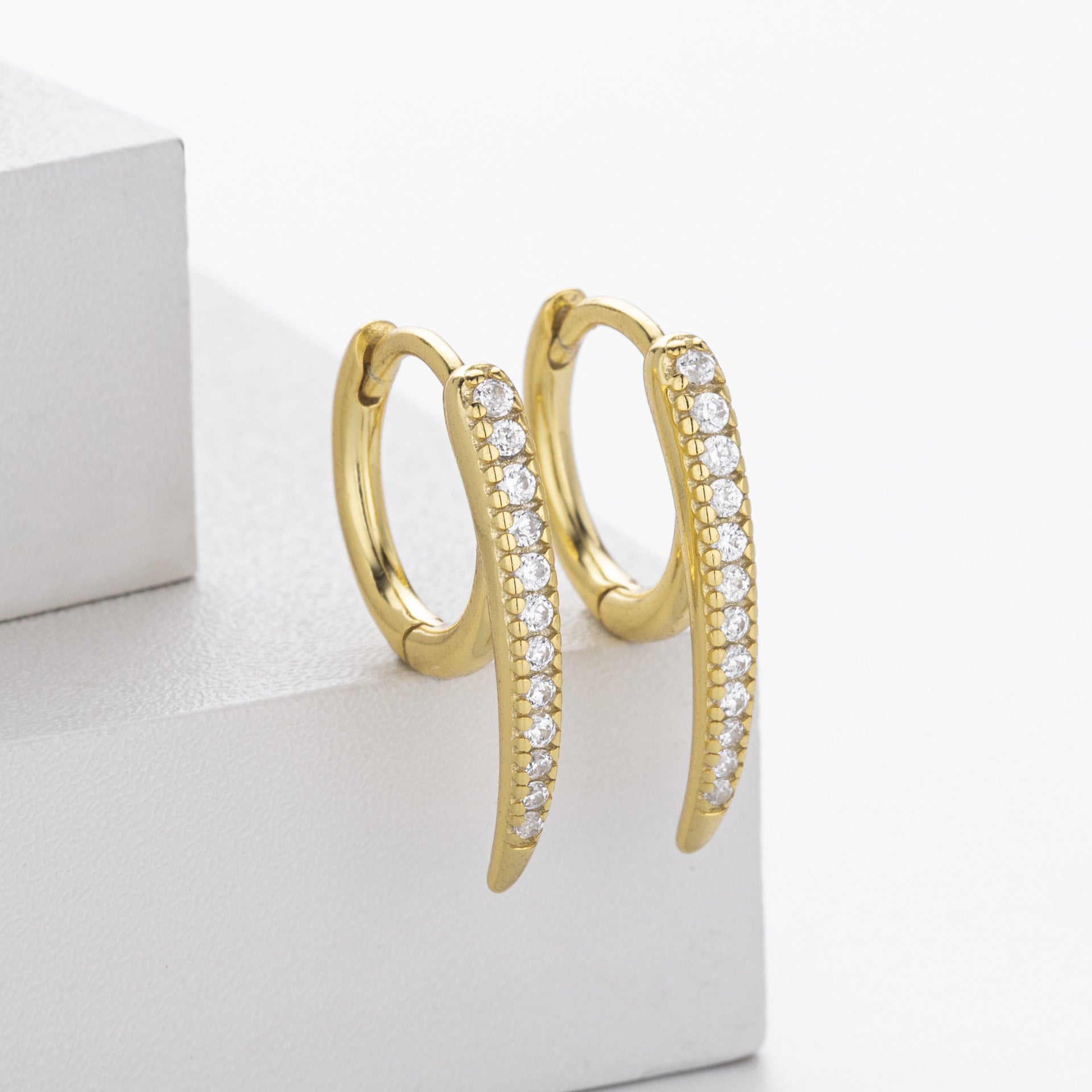 Damen Ohrhänger mit elegantem, spiralförmigem Design und funkelndem Zirkonbesatz Shop Nory