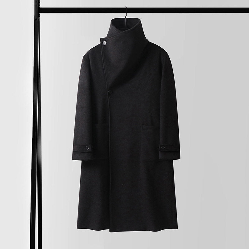 Herren Maxilanger Wollmantel mit hohem Stehkragen, asymmetrischer Knopfleiste und Bindegürtel Shop Nory