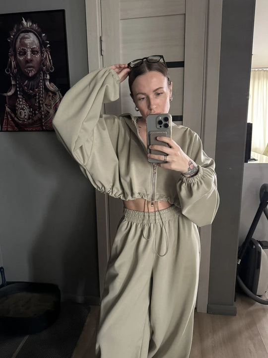 Damen kurz geschnittene Kapuzenjacke mit Kordelzug und weite Loungehose mit hohem Bund Shop Nory