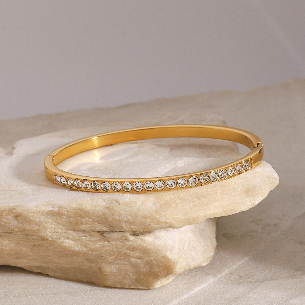 Damen Armreif mit gravierten Herzmotiven und hypoallergener Edelstahlverarbeitung Shop Nory