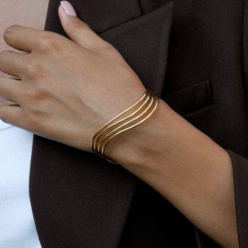 Damen Offenes Armreif mit eleganter Wellenstruktur aus hypoallergenem Edelstahl Shop Nory