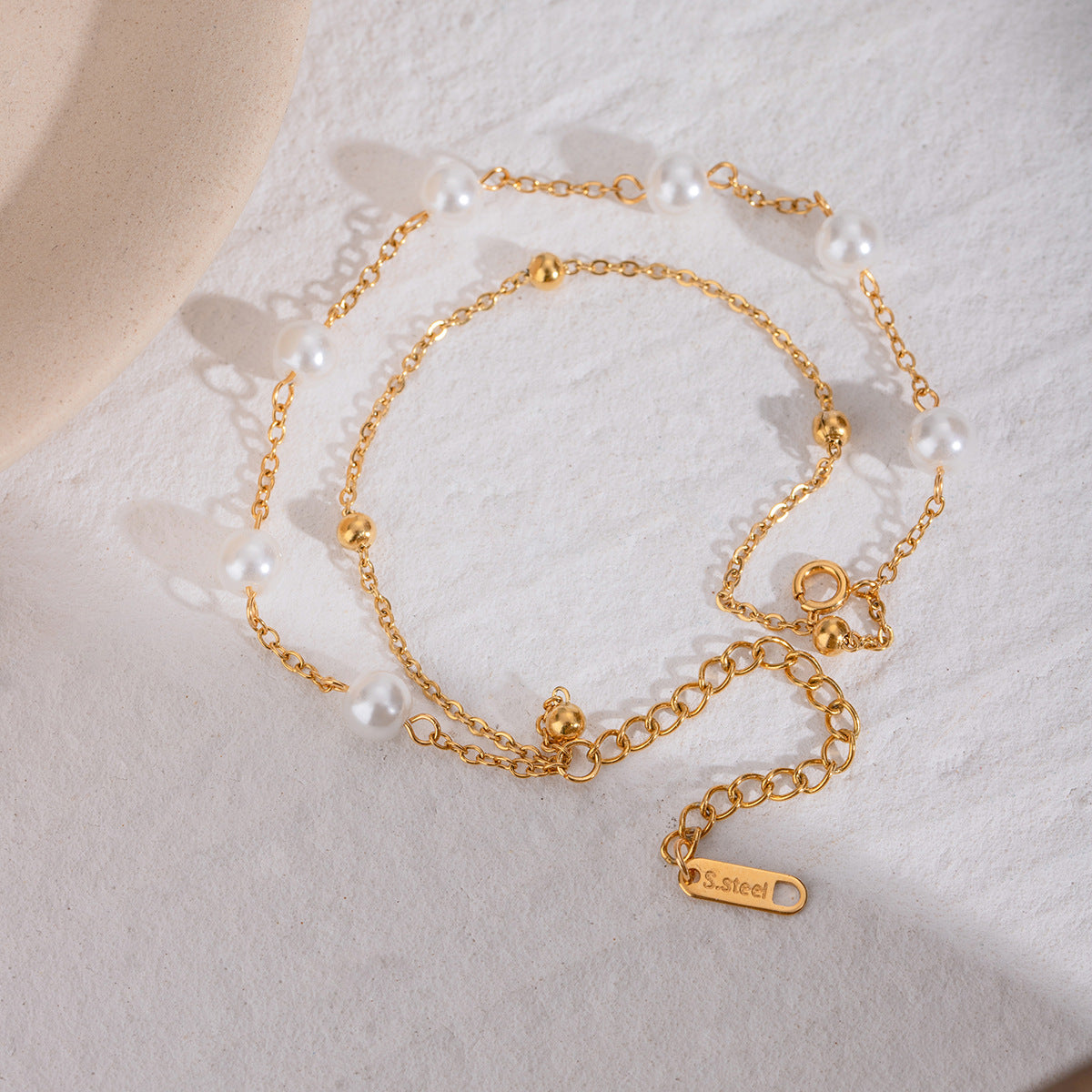 Damen Armband mit elegantem Perlen- und Goldakzent Design Shop Nory