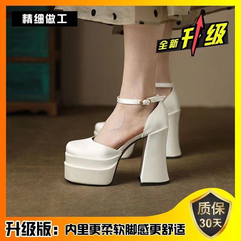 Damen nan Plateau-Sandalette mit skulpturellem Blockabsatz, quadratischer Zehenpartie und kristallbesetztem Knöchelriemen
