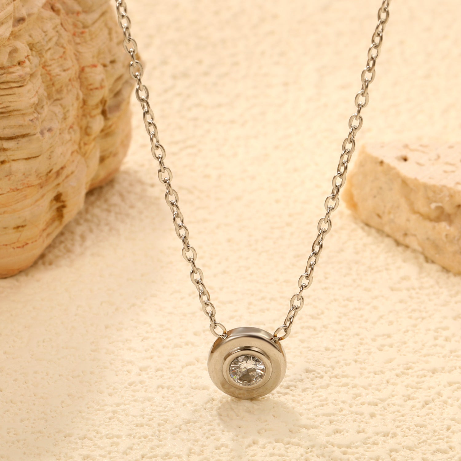Damen elegante Halskette mit funkelndem Zirkonia-Anhänger Shop Nory