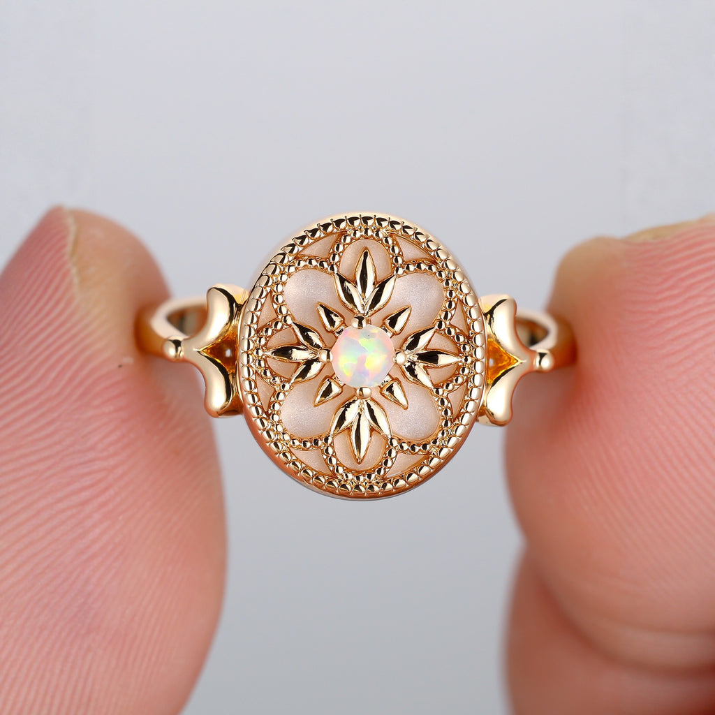 Damen Schmuckring mit filigraner Blütenstruktur und schimmerndem Opal Shop Nory