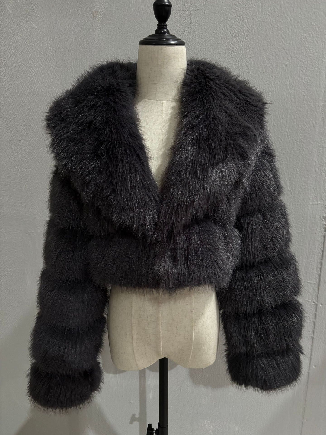 Damen Kurz geschnittene Kunstpelz‑Bolerojacke mit voluminösem Schalkragen Shop Nory