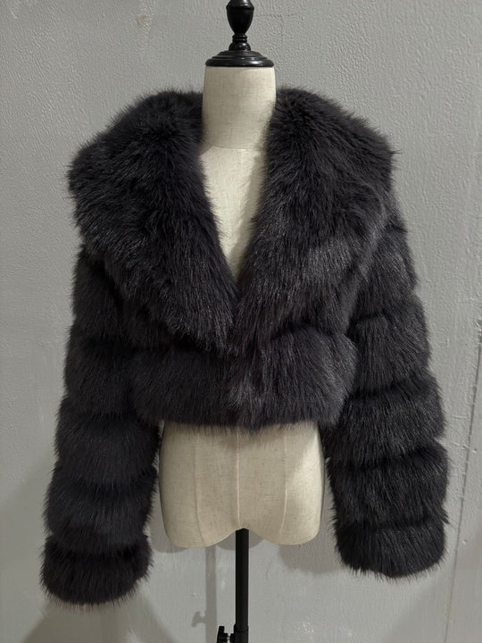 Damen Kurz geschnittene Kunstpelz‑Bolerojacke mit voluminösem Schalkragen Shop Nory