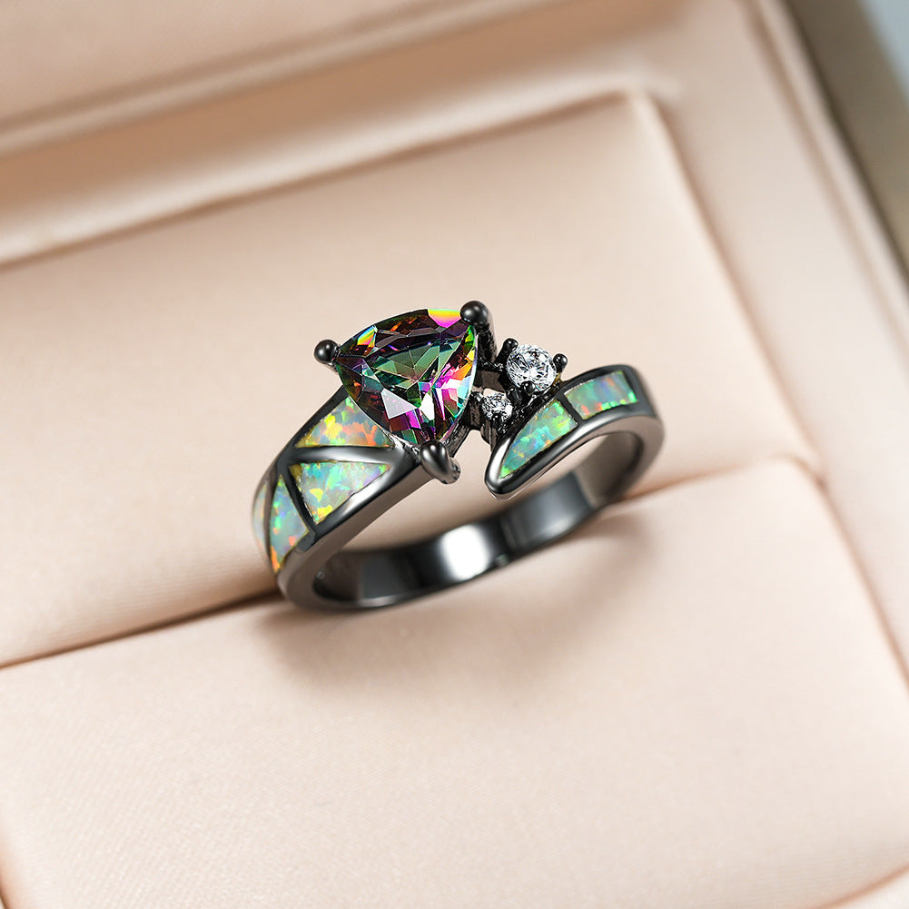 Damen Ring mit kunstvollem, dreieckigem Opal und funkelnden Zirkonia-Elementen Shop Nory