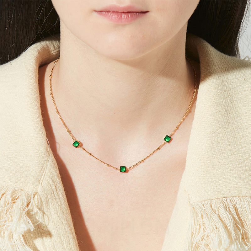 Damen Zierliche Goldkette mit geometrischen Rubin-Akzenten Shop Nory