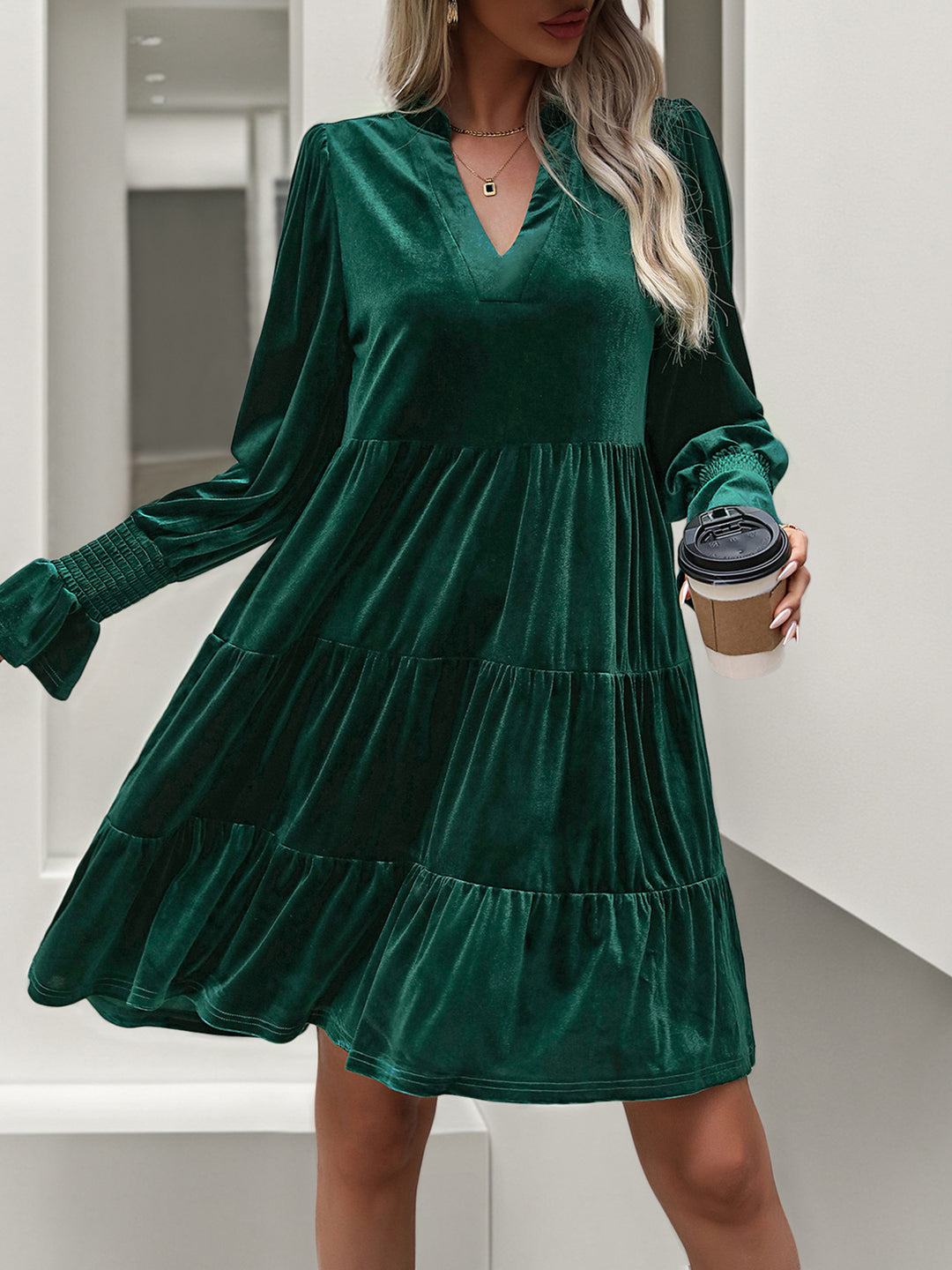 Damen Samt-Stufenkleid mit V-Ausschnitt, gerafften Manschetten und A-Linien-Schnitt Shop Nory