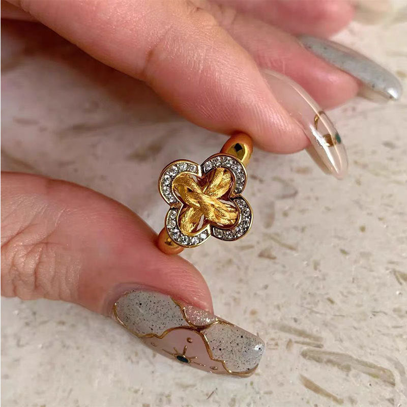 Damen Ring mit kunstvollem Blumenmotiv und funkelnden Kristallen Shop Nory
