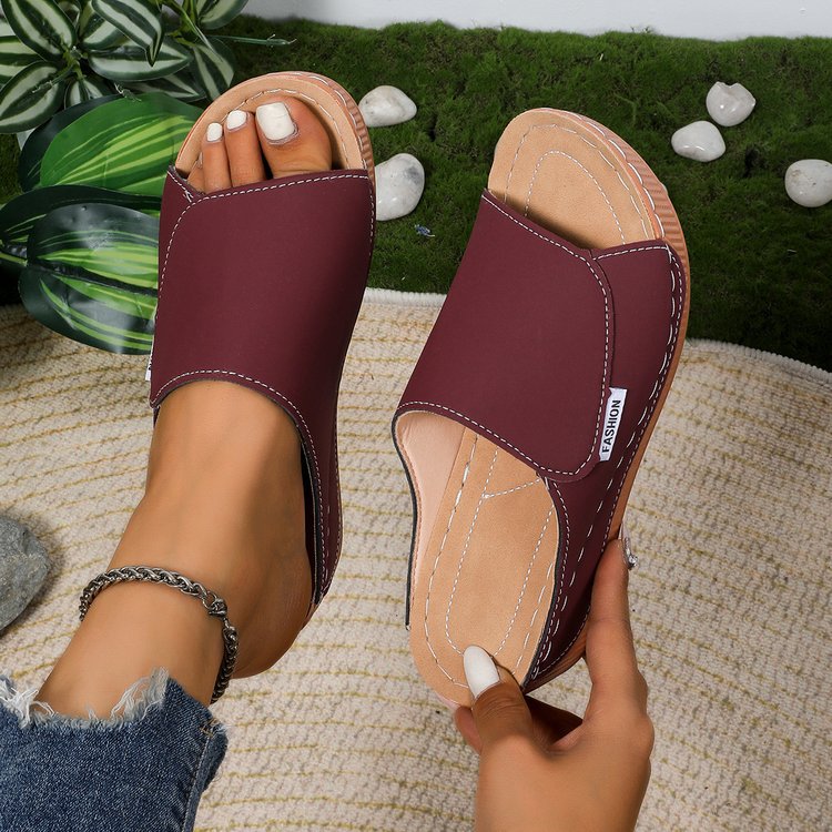 Damen Offene Zehen-Pantoletten mit Soft‑Suede‑Obermaterial, verstellbarem Klettverschluss und dämpfender Keilsohle Shop Nory