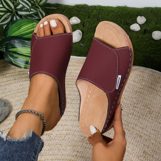 Damen Offene Zehen-Pantoletten mit Soft‑Suede‑Obermaterial, verstellbarem Klettverschluss und dämpfender Keilsohle Shop Nory