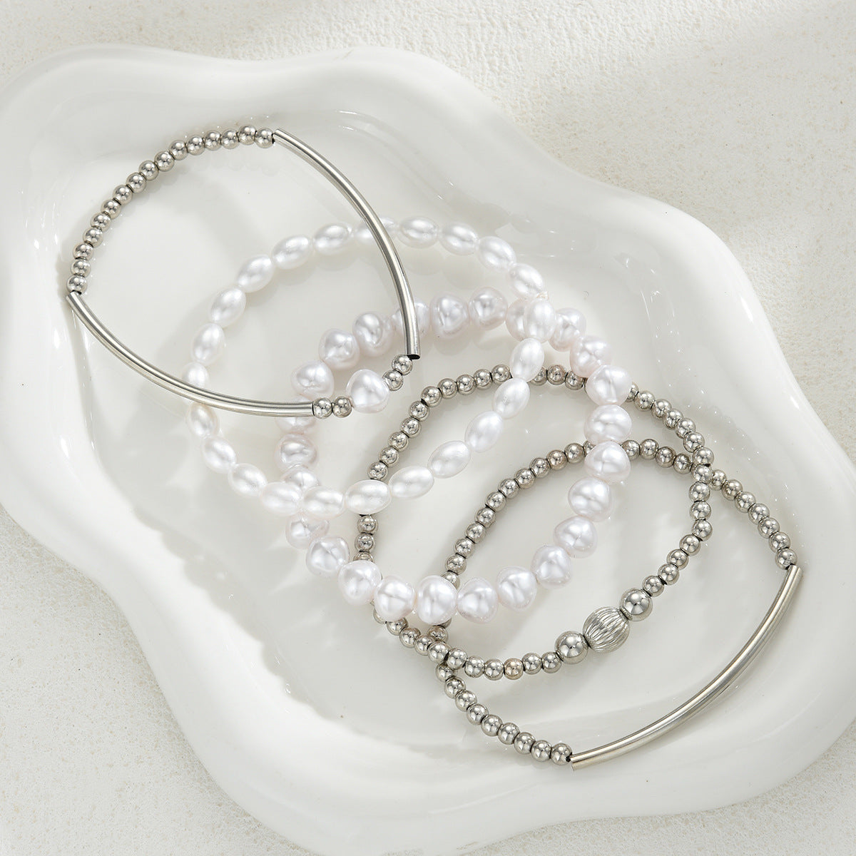 Damen-Armband-Set mit eleganten Perlen- und modernen Metallakzenten Shop Nory