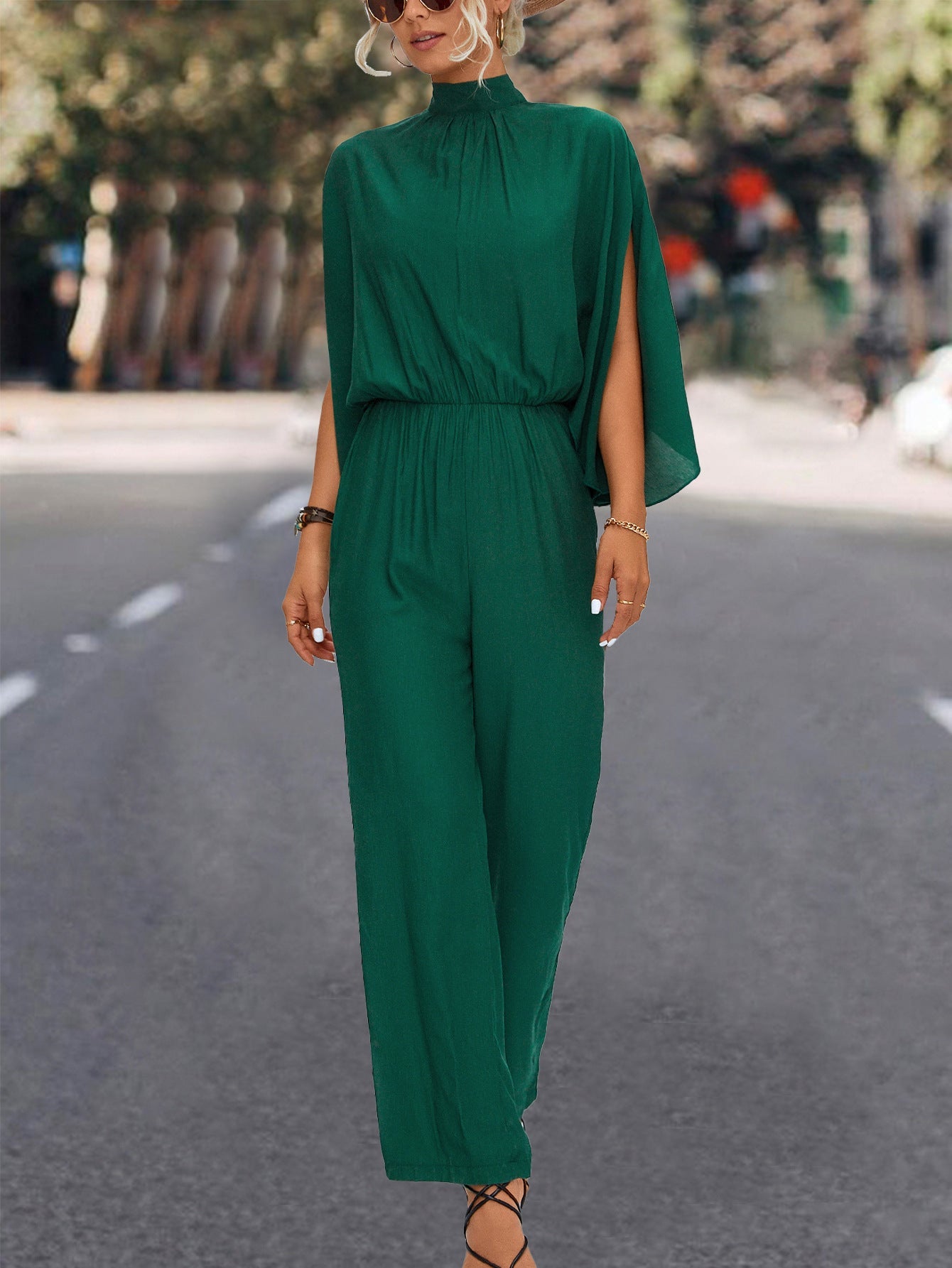 Damen Eleganter Jumpsuit mit fließendem Cape-Design und hochgeschlossenem Ausschnitt