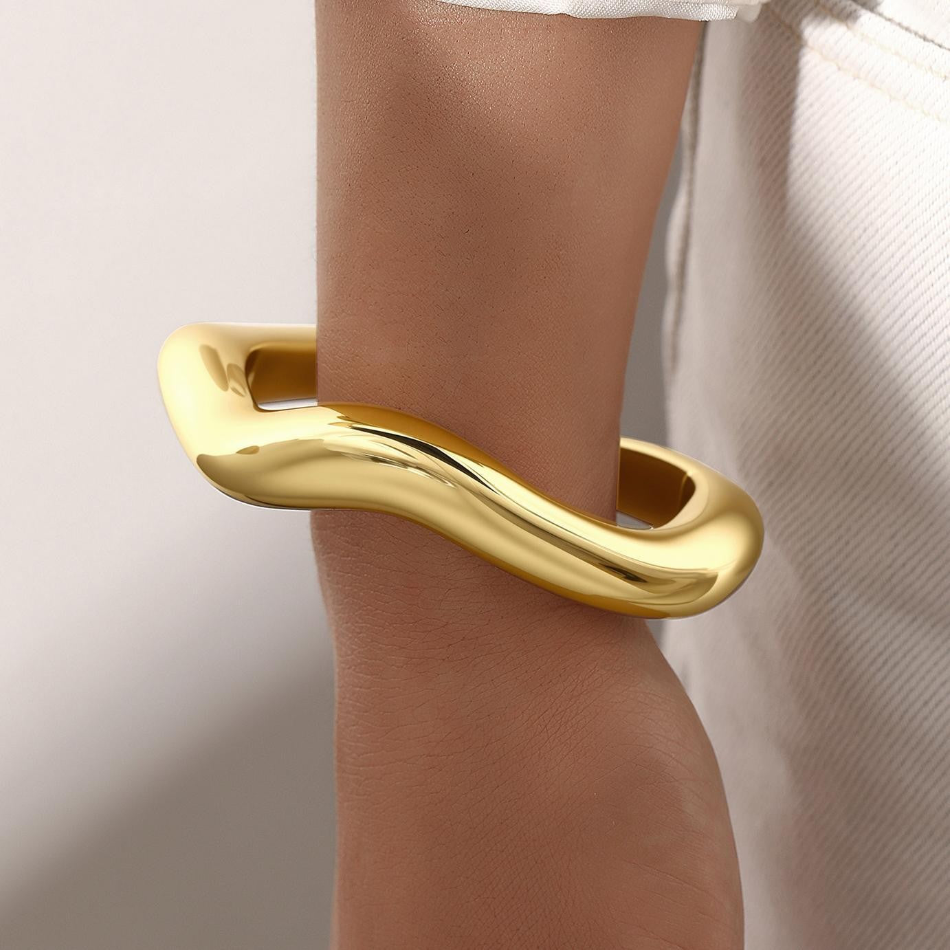Damenarmreif mit geschwungenem Design und glänzender Oberfläche Shop Nory