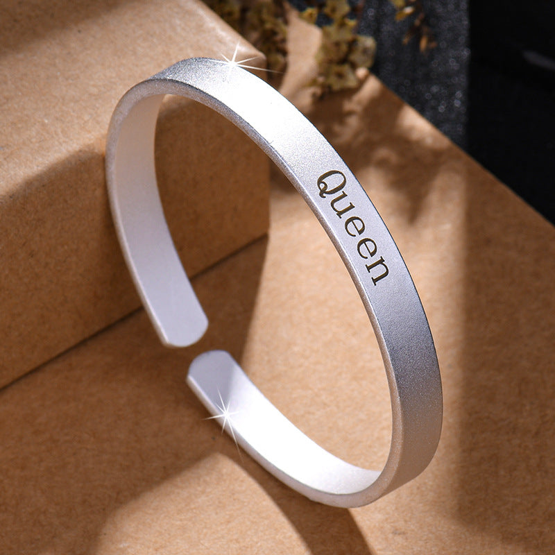 Damen Offenes Armband mit graviertem Schriftzug Shop Nory