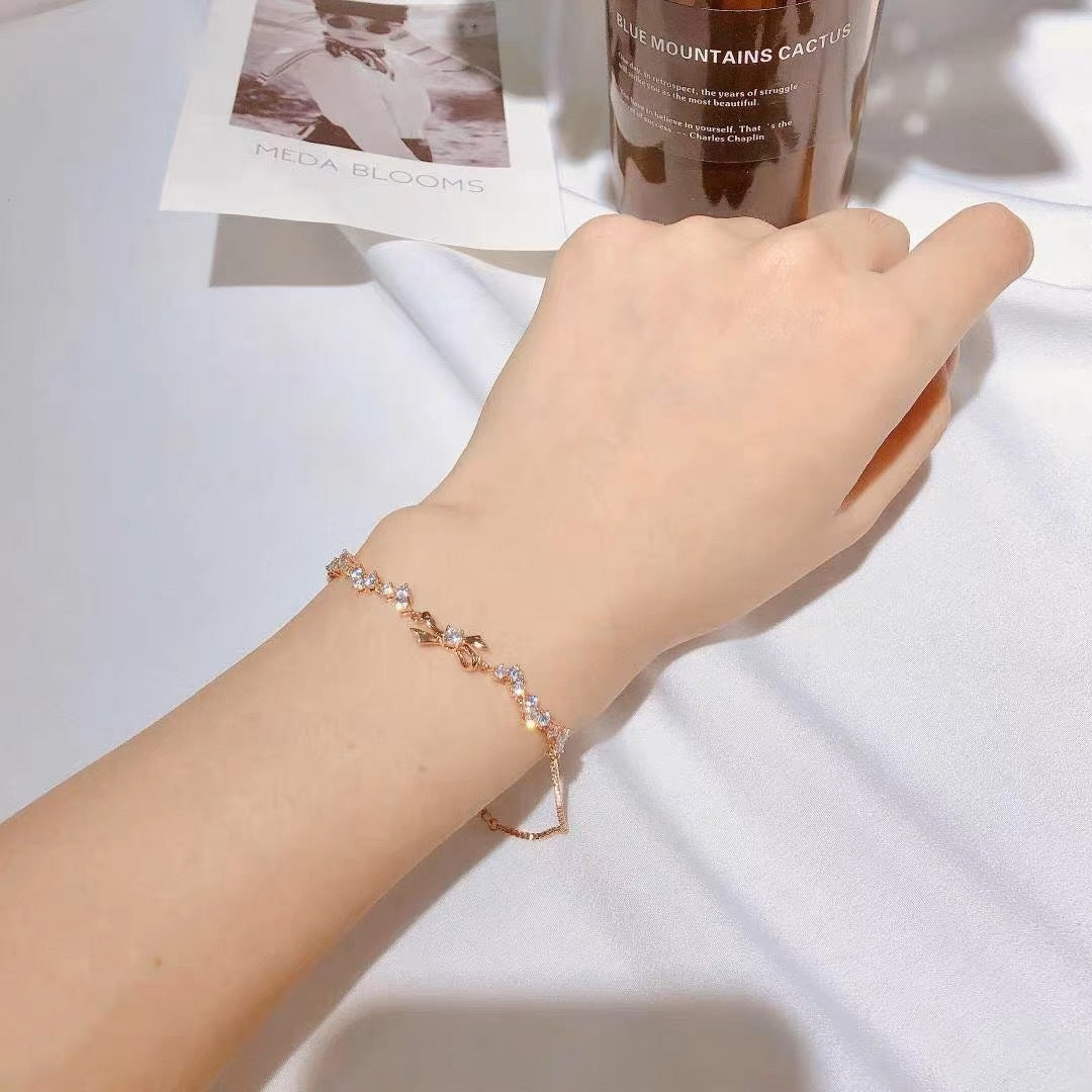 Damen zartes Armband mit funkelnden Zirkonia und filigranen Designelementen Shop Nory