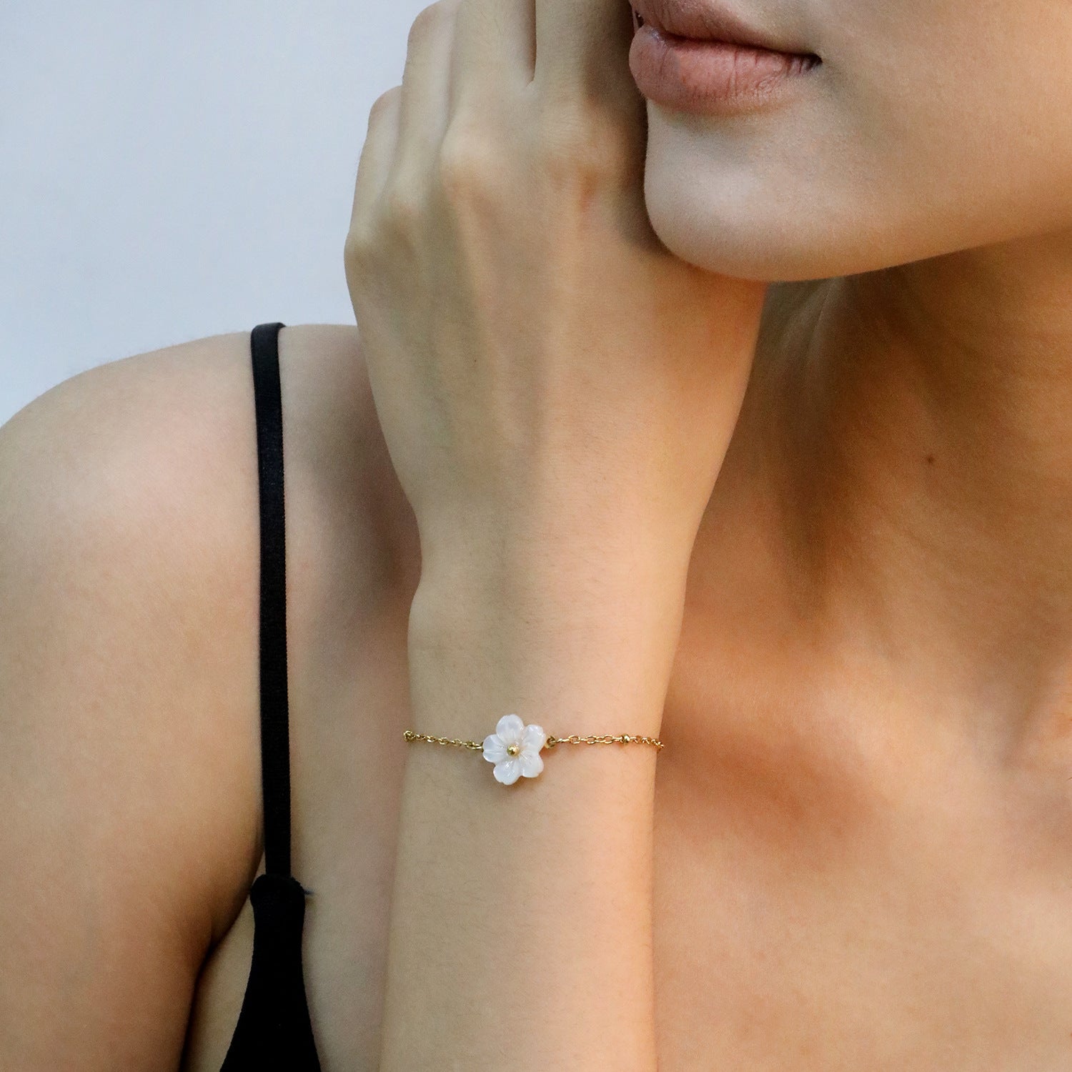Damen Armband mit zartem Blumenanhänger und verstellbarem Verschluss Shop Nory