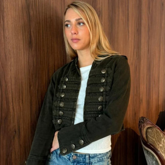 Damen Militärisch inspirierte taillierte Kurzjacke mit Zierfalten und Metallknöpfen Shop Nory
