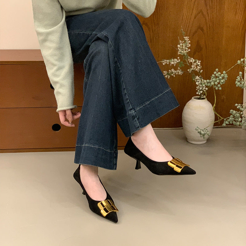 Damen Elegante spitz zulaufende Samtoptik-Kitten-Heel Pumps mit markanter Metallschließe Shop Nory