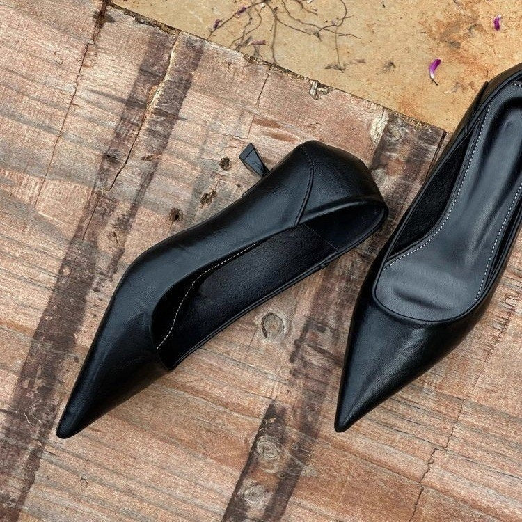 Damen Minimalistische spitz zulaufende Lederoptik-Pumps mit ergonomischem Niedrigabsatz Shop Nory