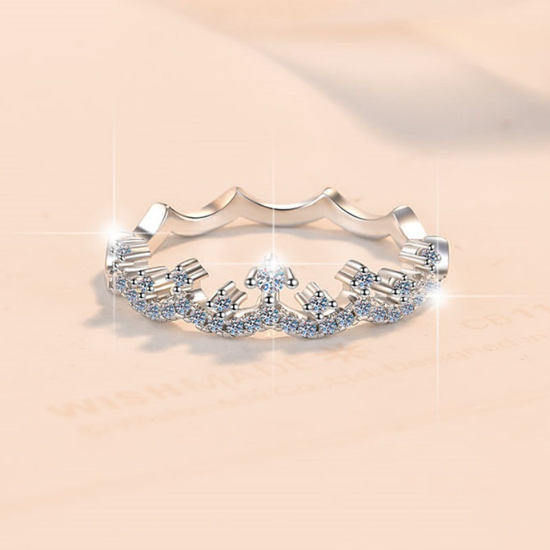 Damenring mit elegantem Wellenmuster und funkelnden Zirkonia Shop Nory