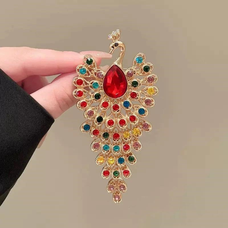 Elegante Pfauenbrosche mit Facettierten Kristallsteinen und Goldener Legierungsbeschichtung