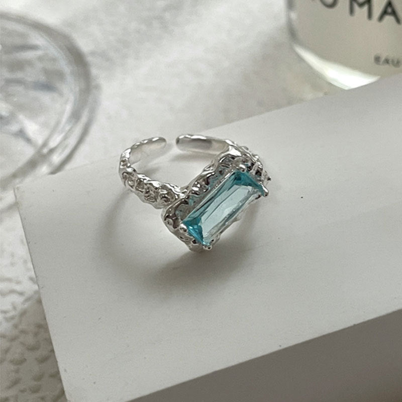 Damenring mit einzigartigem Design und facettiertem Edelstein Shop Nory