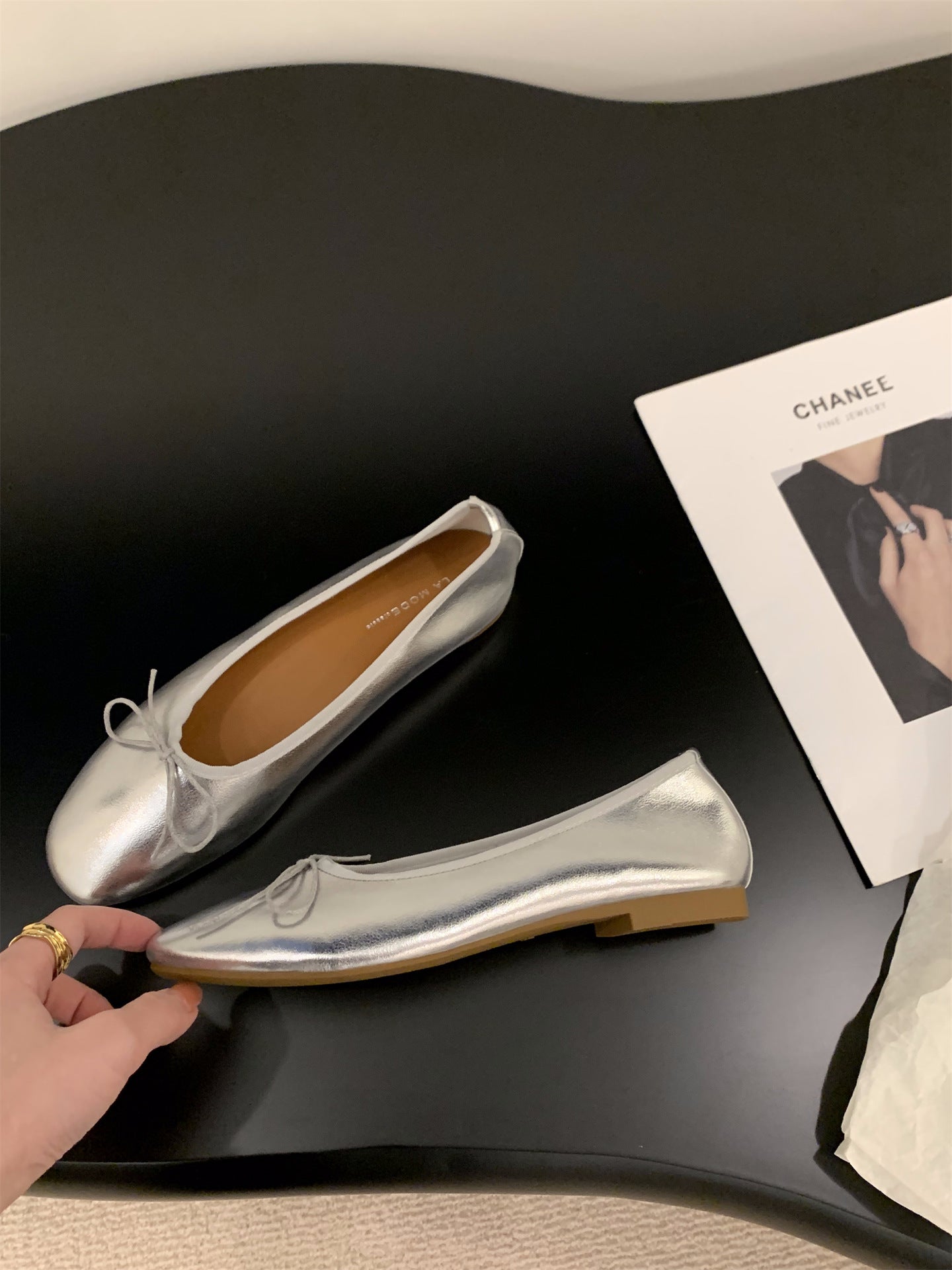 Damen Ballerinas mit funkelnder Metallic-Oberfläche und zartem Schleifendesign