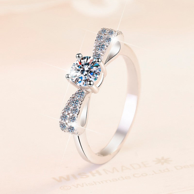 Damen Verlobungsring mit glänzendem Hauptstein und eleganter Zirkonia-Verzierung Shop Nory
