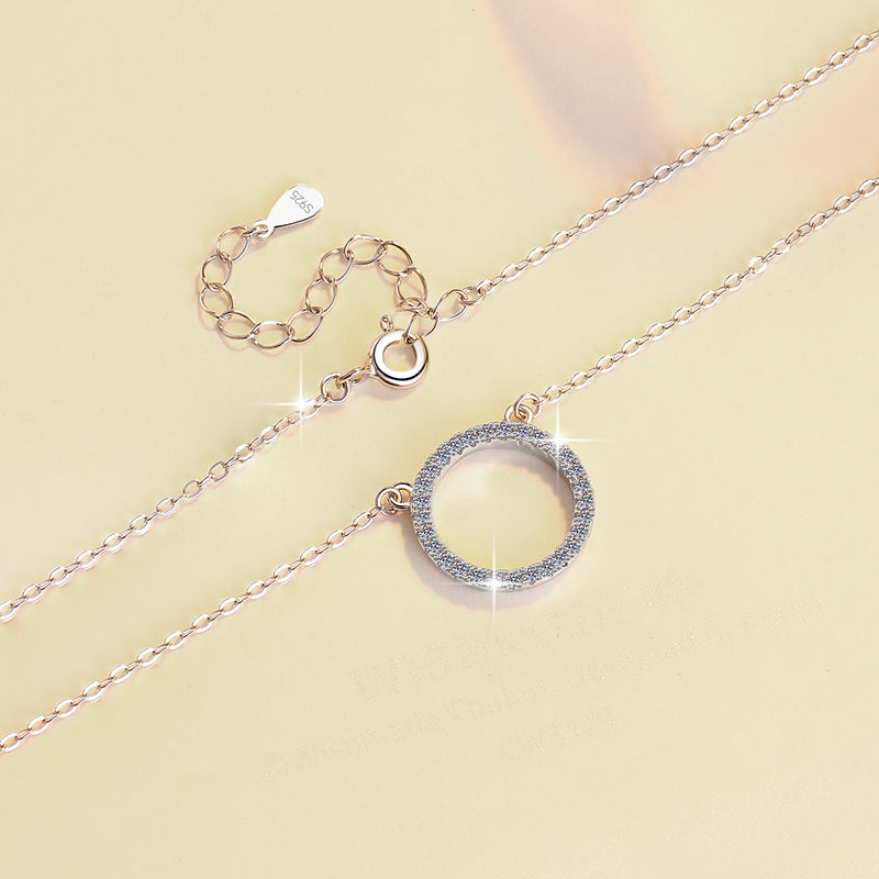 Damen Halskette mit funkelndem Kreisanhänger und versilberter Kette Shop Nory