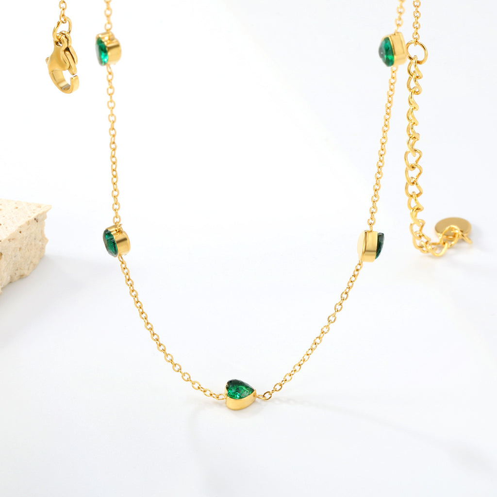 Damen Halskette mit funkelnden herzfömigen Akzenten und hochwertiger Goldbeschichtung Shop Nory