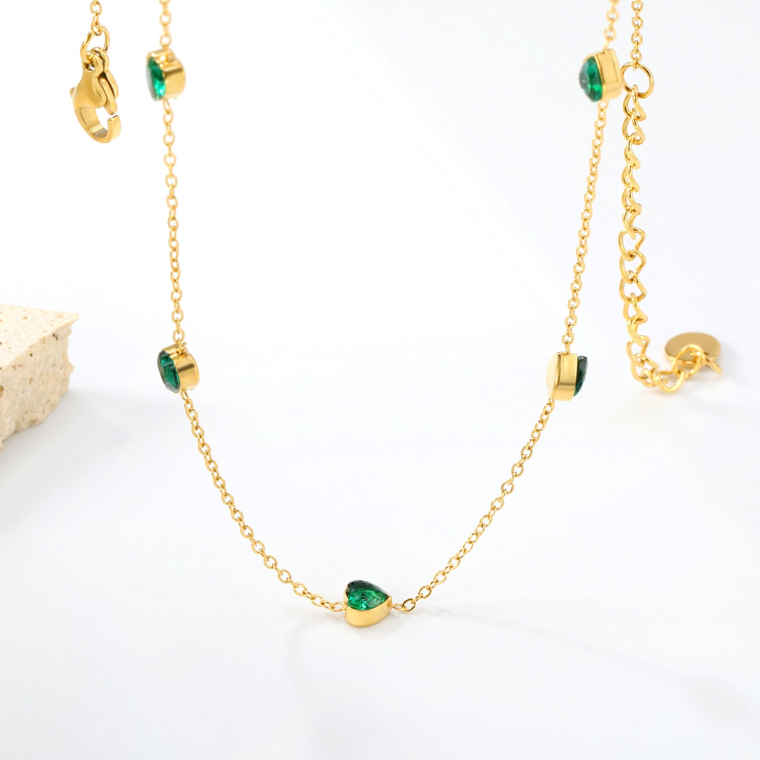 Damen Halskette mit funkelnden herzfömigen Akzenten und hochwertiger Goldbeschichtung Shop Nory