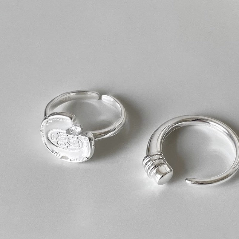 Damen Ring mit einzigartigem Handsymbol und funkelndem Stein Shop Nory