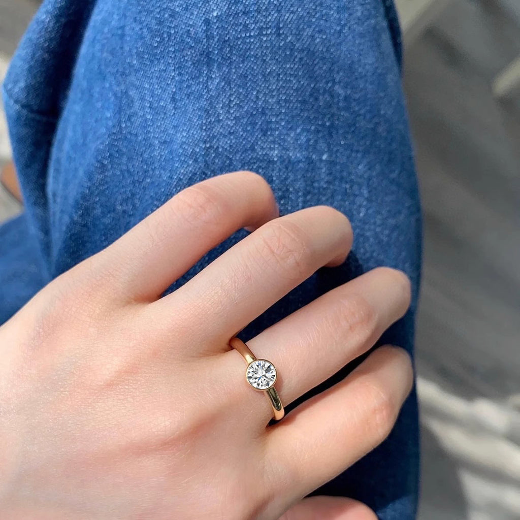 Damenring mit strahlendem Diamant und luxuriöser Goldfassung Shop Nory