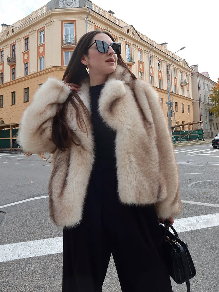 Damen Kurzboxy-Kunstpelzjacke mit voluminösem Schalkragen und Streifenoptik Shop Nory