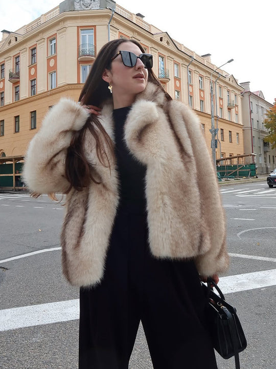 Damen Kurzboxy-Kunstpelzjacke mit voluminösem Schalkragen und Streifenoptik Shop Nory