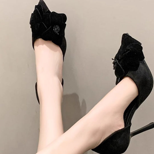 Damen spitz zulaufende Samt‑Slingback‑Pumps mit hohem Pfennigabsatz und dreidimensionaler Blütenapplikation Shop Nory