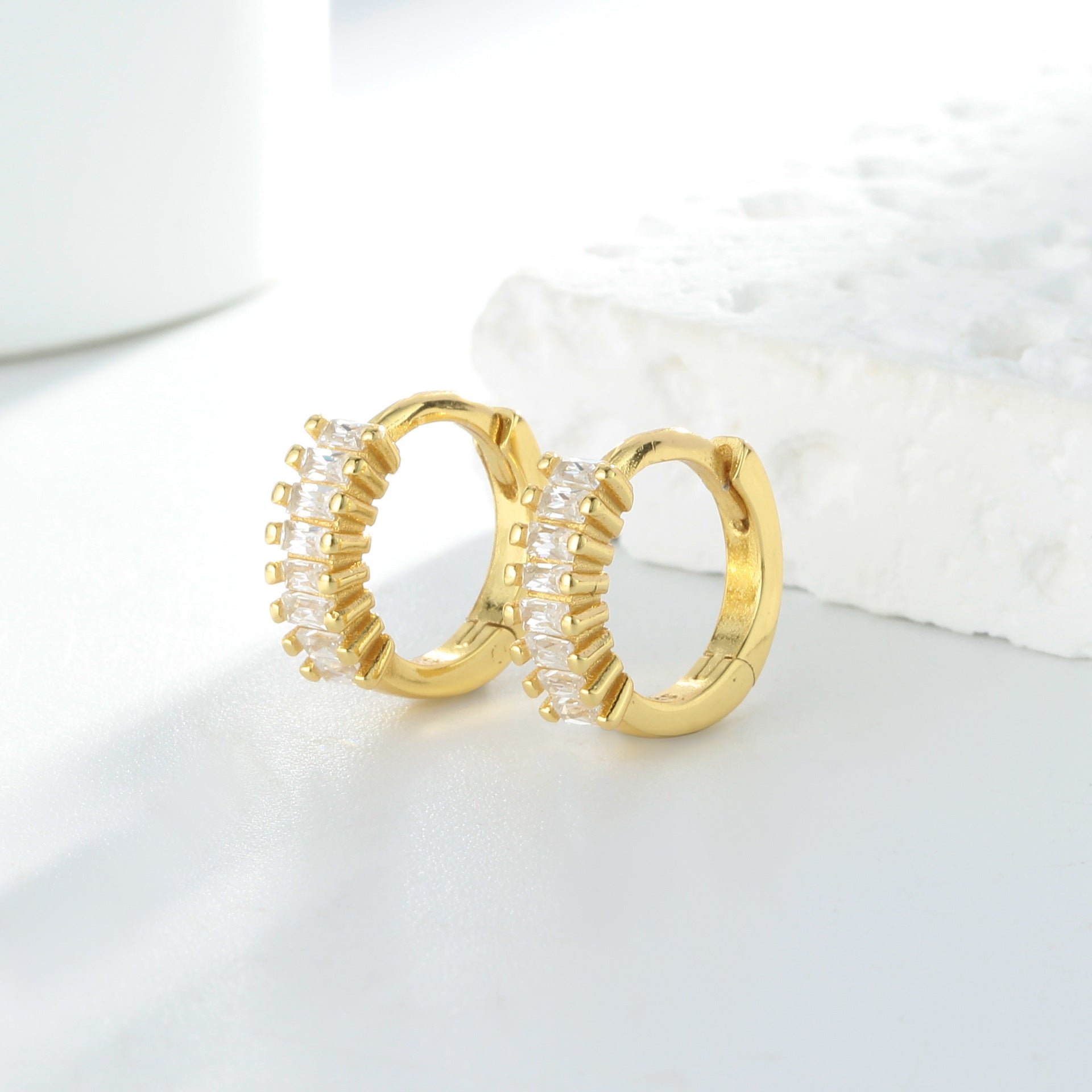 Damen Ohrringe mit pinken Zirkonsteinen in hochwertiger Goldfassung Shop Nory