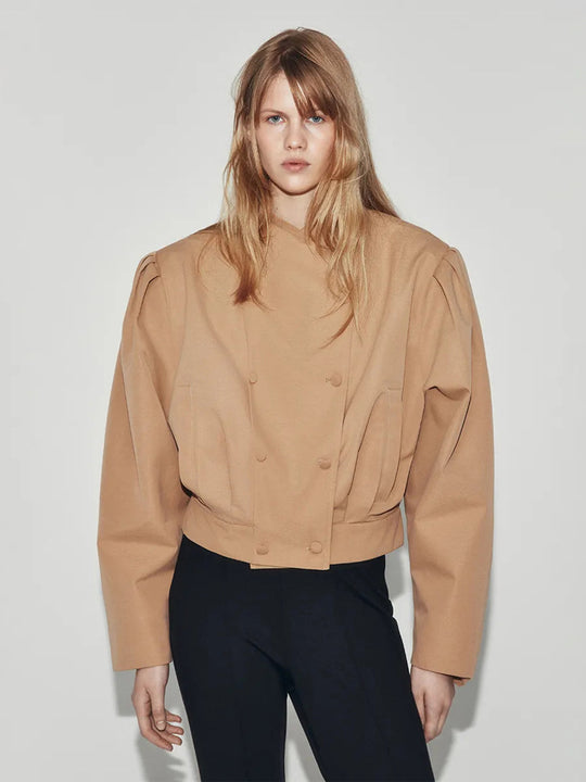Damen Kurzjacke im kastigen Cropped‑Schnitt mit doppelter Knopfleiste und strukturierten Schulterfalten Shop Nory