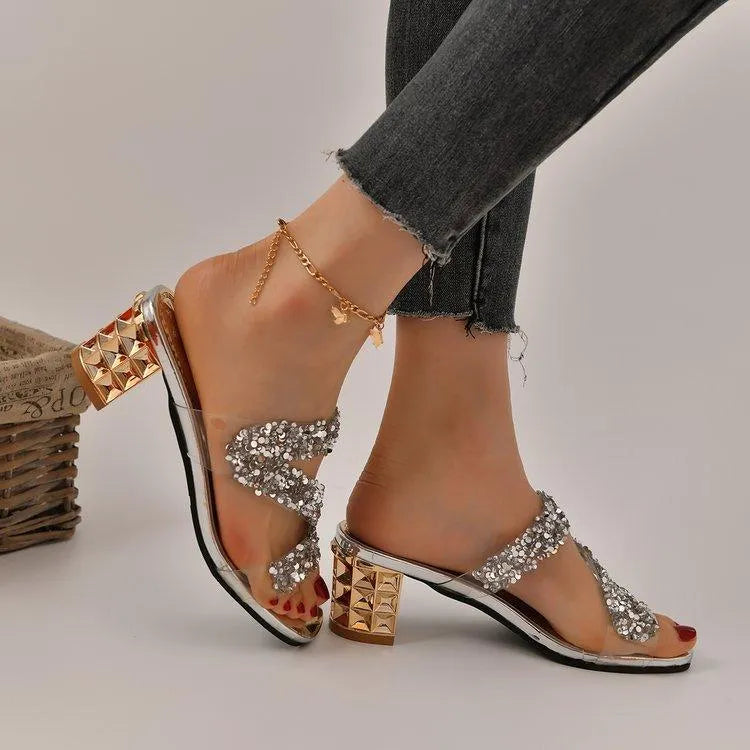 Sandalen mit Absätzen und Pailletten