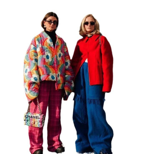 Damen Kurze Oversize-Steppjacke mit bunten Regenbogenstreifen und Blumenapplikation Shop Nory