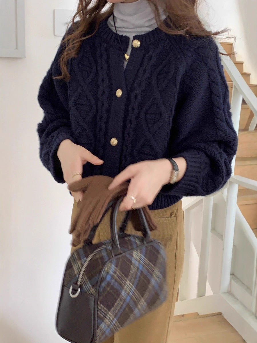 Damen Kurzer Zopfmuster-Cardigan mit goldenen Schmuckknöpfen Shop Nory