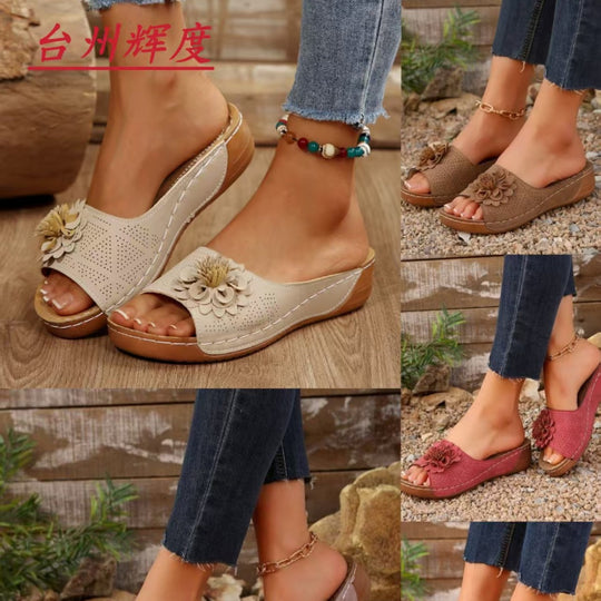 Damen Perforierte Keil-Sandalen als Slip-On mit Blumenapplikation und gepolstertem Fußbett Shop Nory